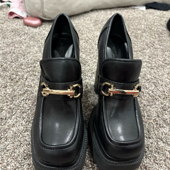 Forever 21 Black Loafers with Gold Detail - Picture 1 of 2
